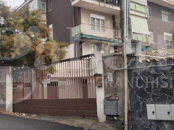 locale di sgombero in vendita a Gravina di Catania