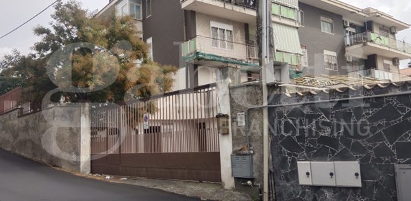 locale di sgombero in vendita a Gravina di Catania