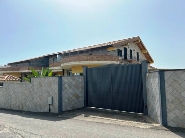 casa indipendente in vendita a Gravina di Catania