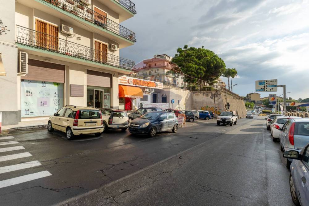 locale commerciale in vendita a Gravina di Catania