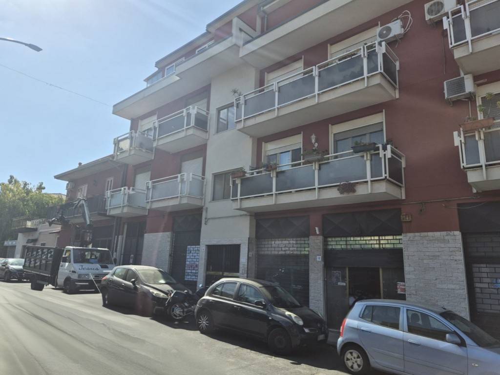 negozio in vendita a Gravina di Catania