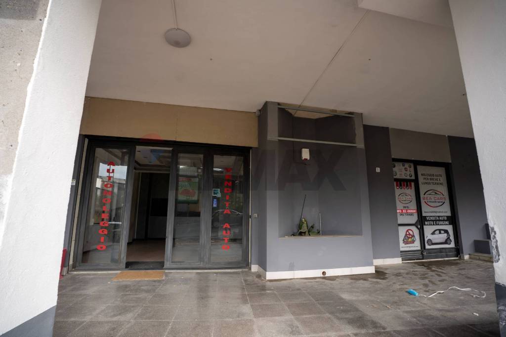 negozio in vendita a Gravina di Catania