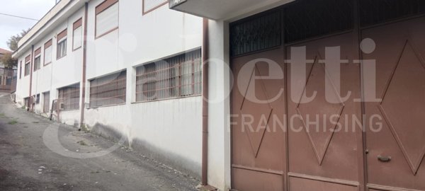 locale di sgombero in vendita a Gravina di Catania