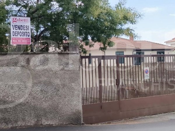 locale commerciale in vendita a Gravina di Catania