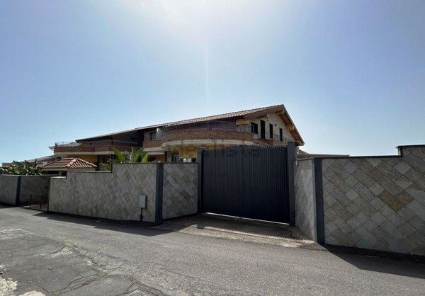 casa indipendente in vendita a Gravina di Catania