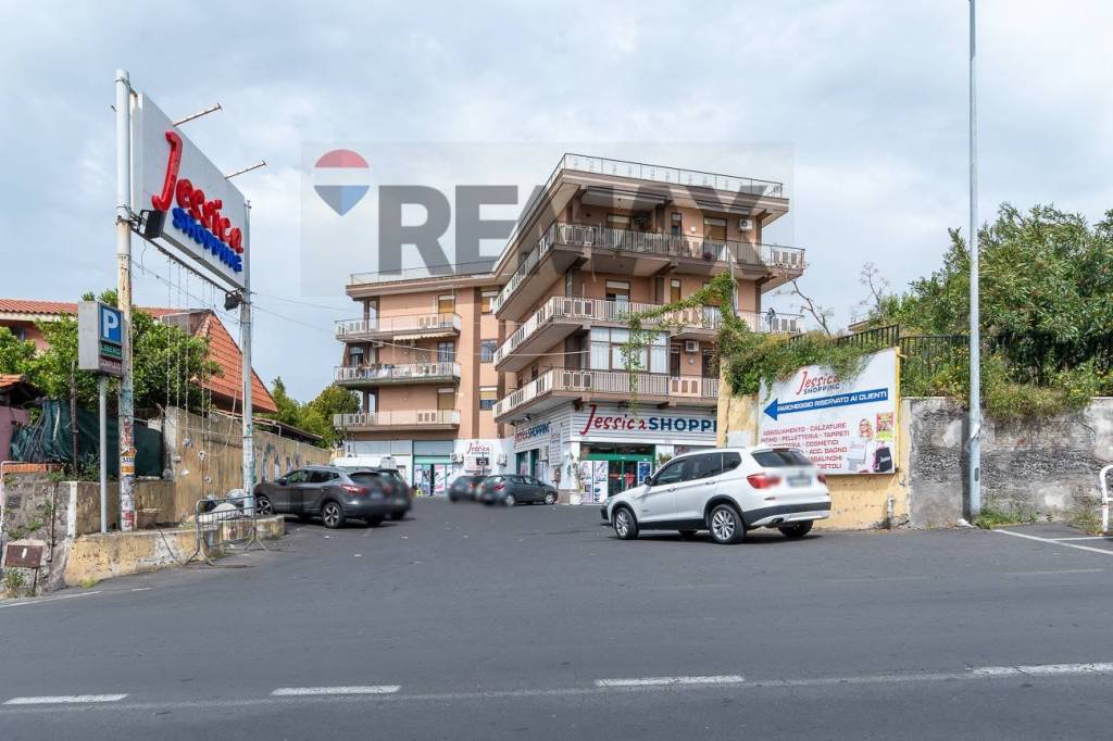 negozio in vendita a Gravina di Catania