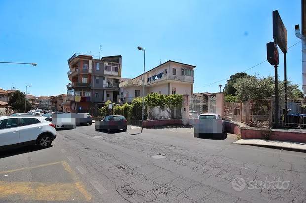 locale commerciale in vendita a Gravina di Catania