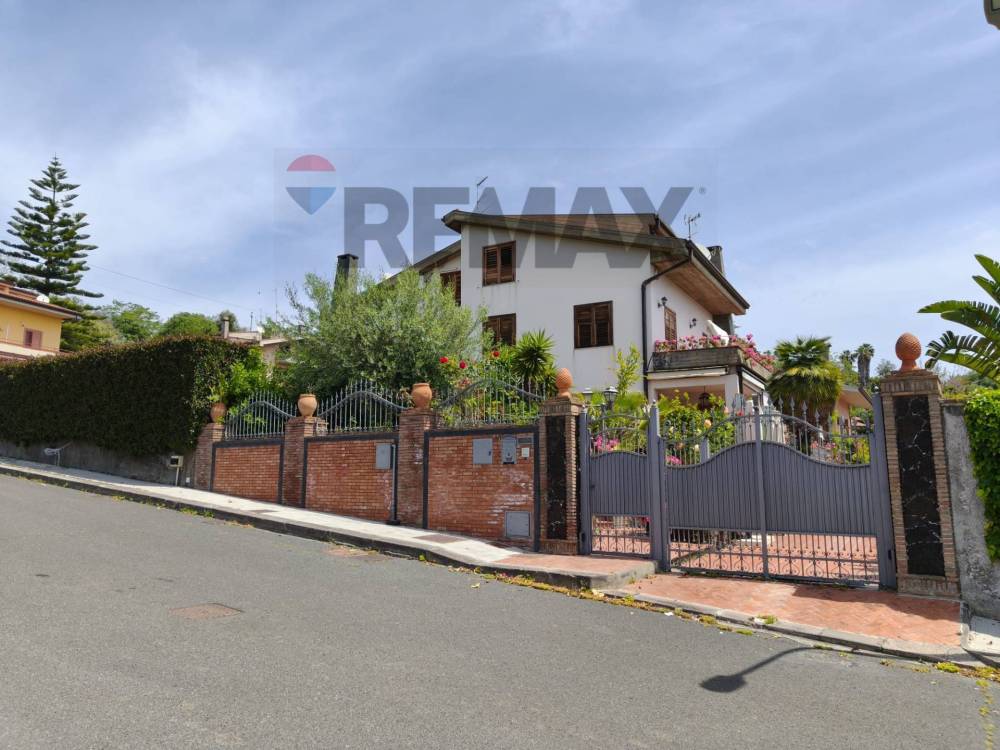 casa indipendente in vendita a Gravina di Catania