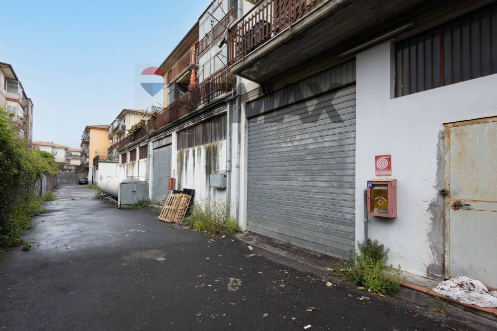 locale commerciale in vendita a Gravina di Catania