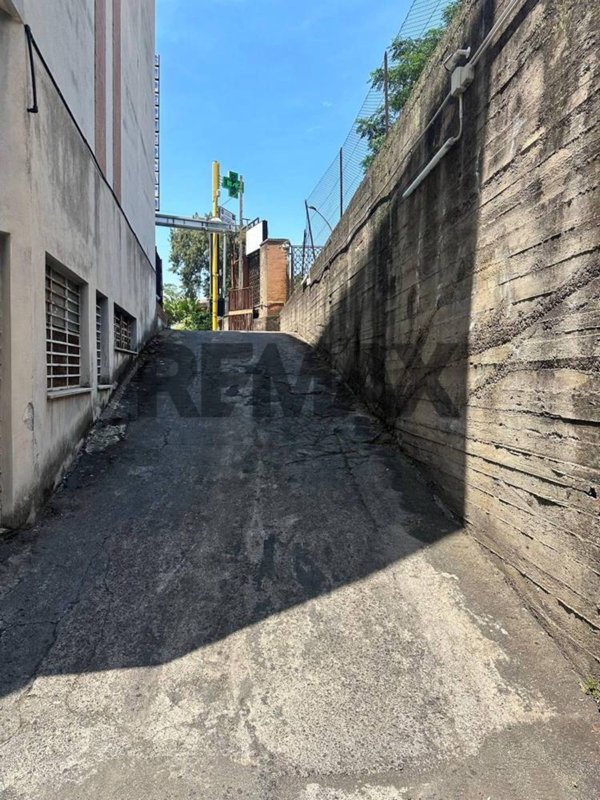 locale di sgombero in vendita a Gravina di Catania
