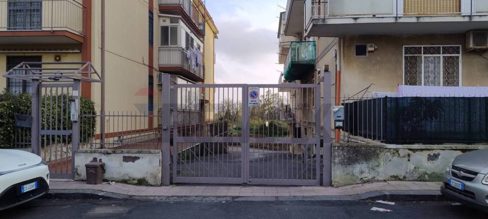 locale di sgombero in vendita a Gravina di Catania