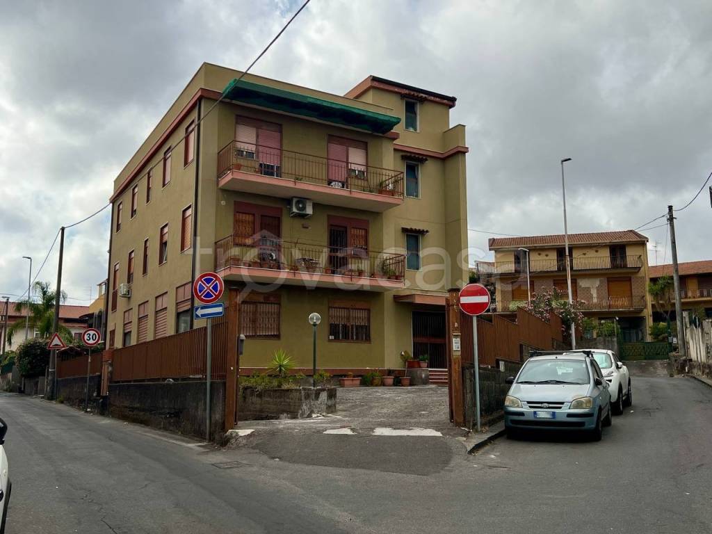 locale commerciale in vendita a Gravina di Catania in zona San Paolo