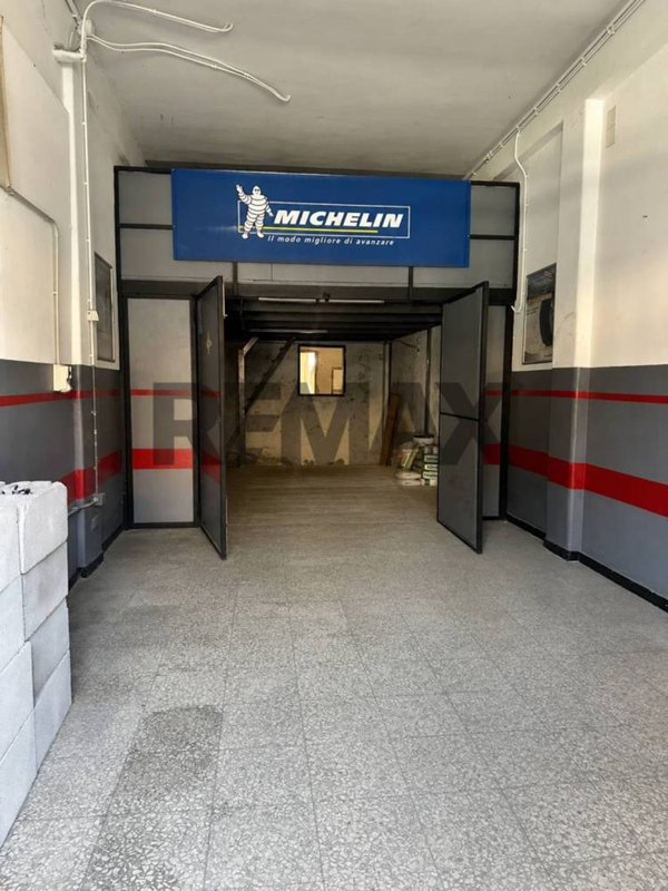 locale commerciale in vendita a Gravina di Catania