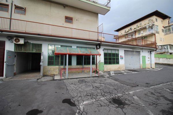 locale commerciale in vendita a Gravina di Catania