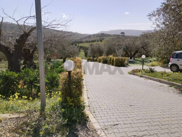 casa indipendente in vendita a Linguaglossa