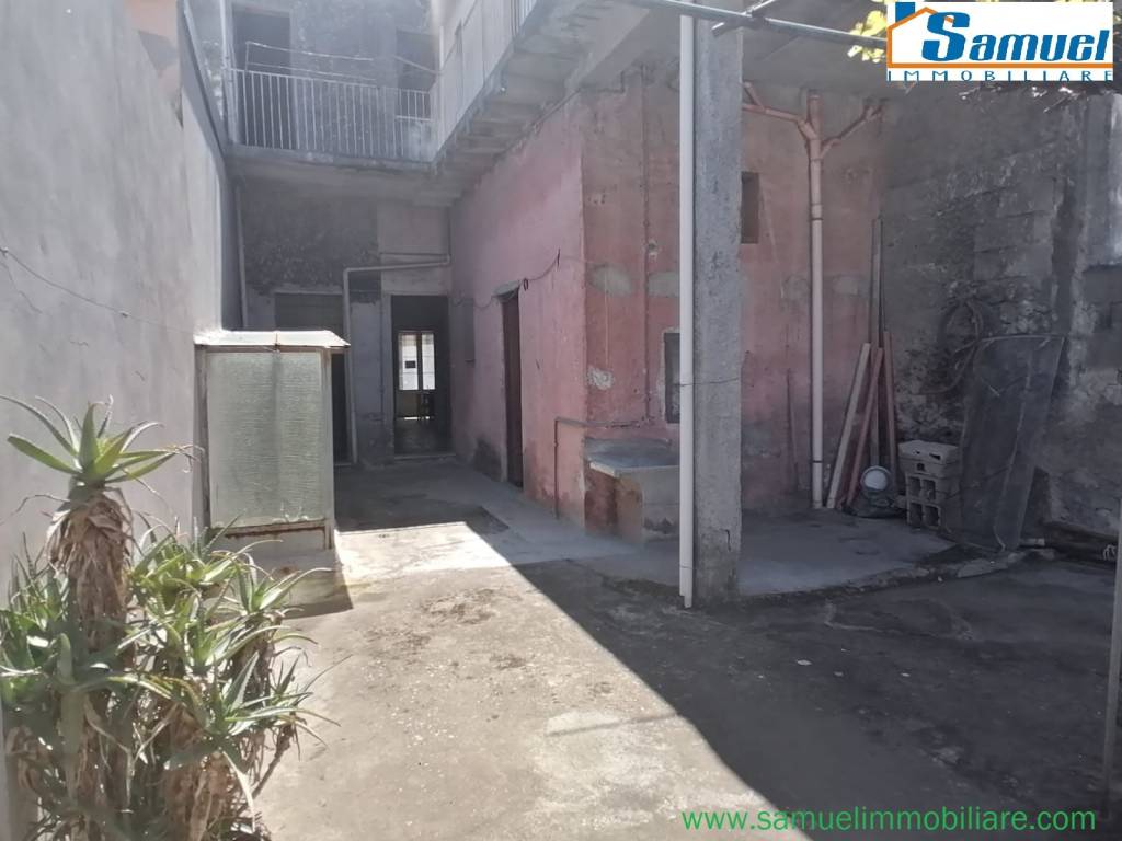 esavano in vendita a Mascali in zona Sant'Antonino