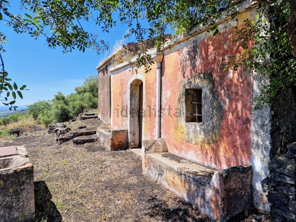 esavano in vendita a Mascali in zona Nunziata