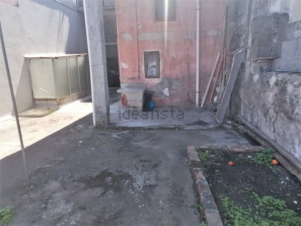 esavano in vendita a Mascali in zona Sant'Antonino