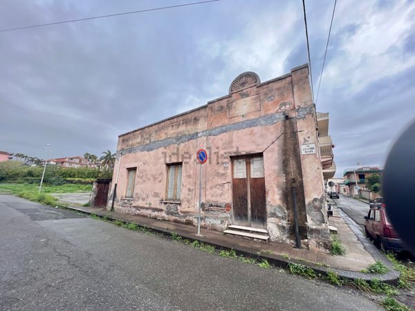 pentavano in vendita a Mascali