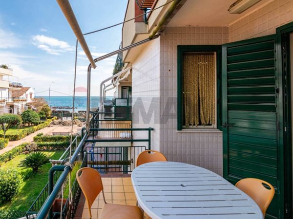 intera palazzina in vendita a Mascali in zona Sant’Anna