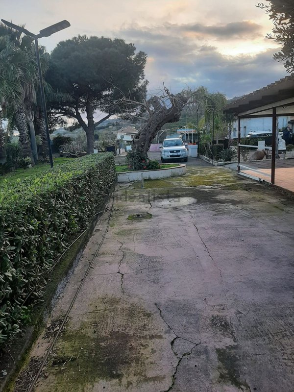 locale commerciale in vendita a Mascali in zona Carrabba