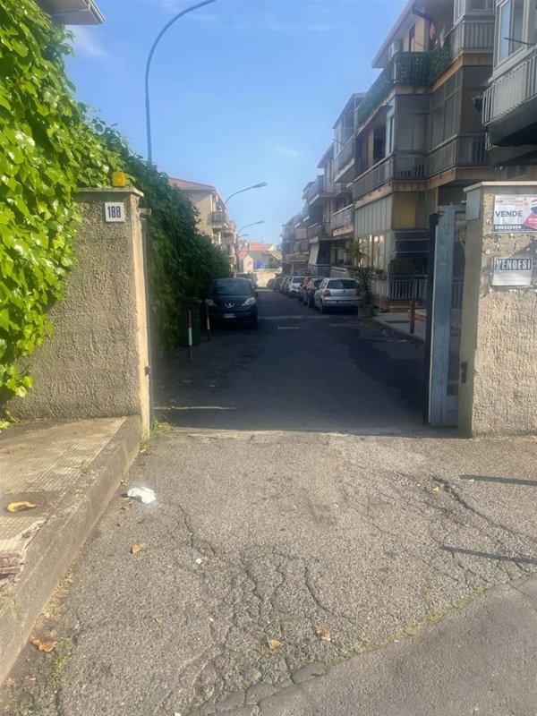 locale di sgombero in vendita a Mascalucia