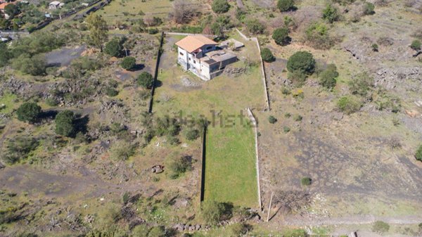 locale commerciale in vendita a Mascalucia