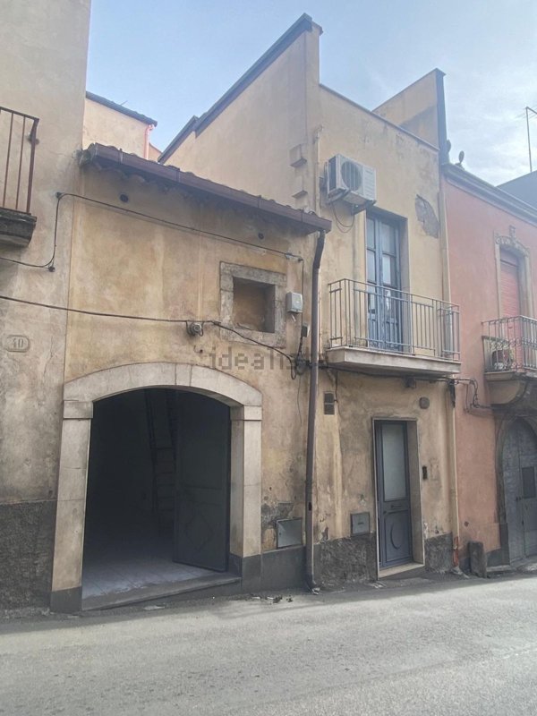 locale commerciale in vendita a Militello in Val di Catania