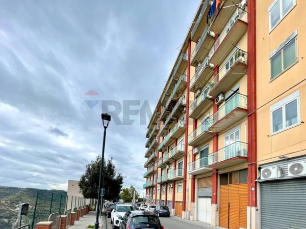locale commerciale in vendita a Mineo
