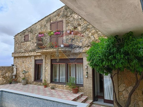 casa indipendente in vendita a Mirabella Imbaccari