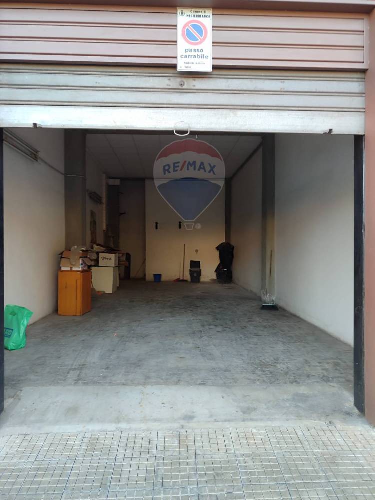 locale commerciale in vendita a Misterbianco in zona Centro Città
