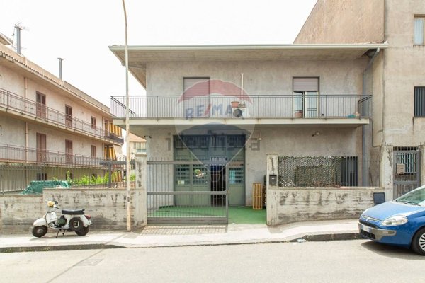 negozio in vendita a Misterbianco in zona Centro Città