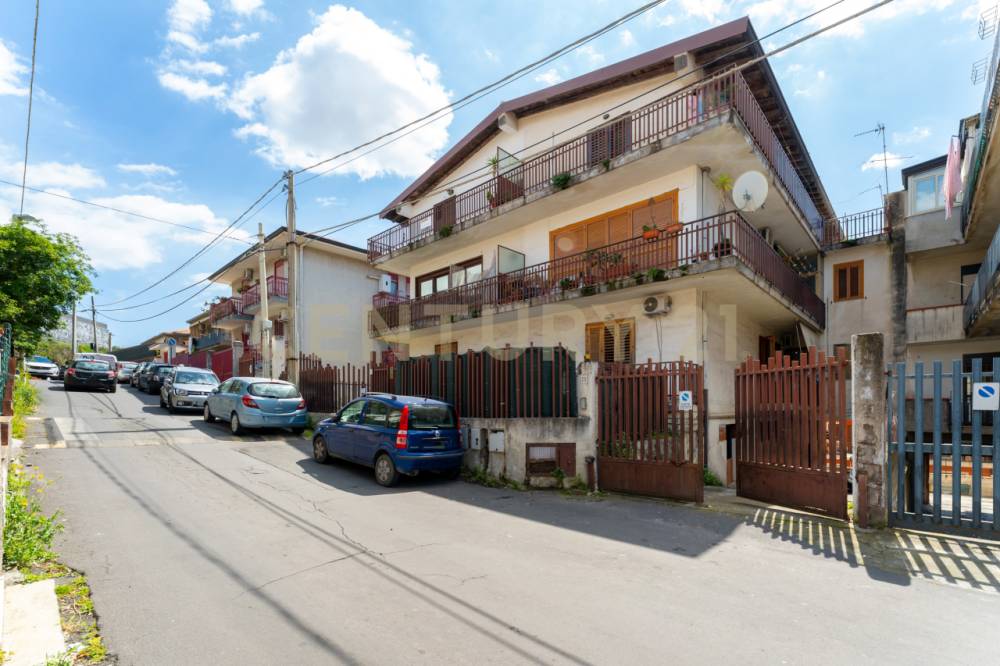 locale di sgombero in vendita a Misterbianco in zona Poggio Lupo