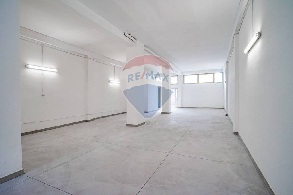 negozio in vendita a Misterbianco in zona Centro Città