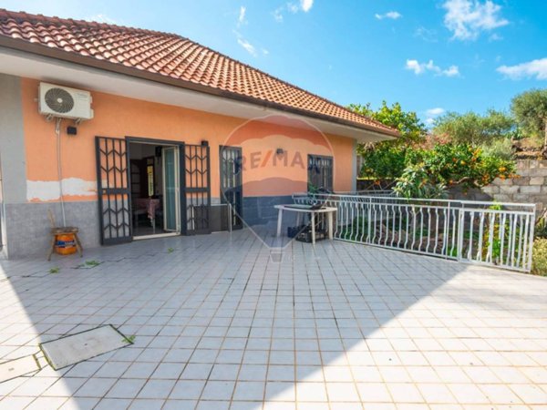 casa indipendente in vendita a Misterbianco in zona Poggio Lupo