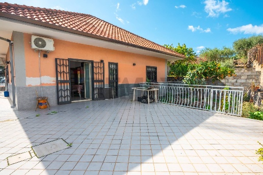 casa indipendente in vendita a Misterbianco in zona Poggio Lupo