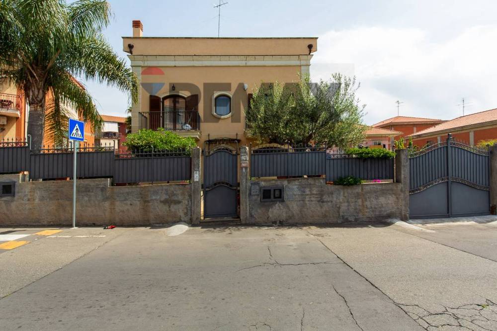 casa indipendente in vendita a Misterbianco in zona Poggio Lupo
