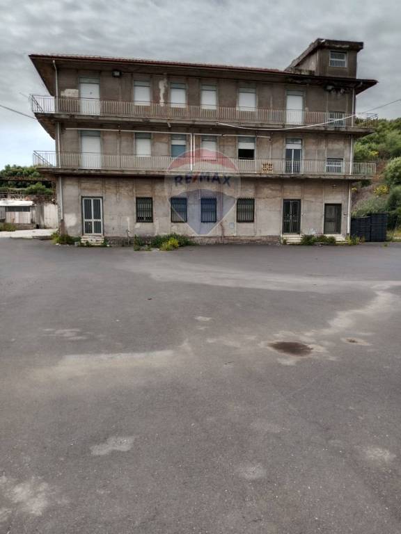 negozio in vendita a Motta Sant'Anastasia in zona Piano Tavola / Belvedere