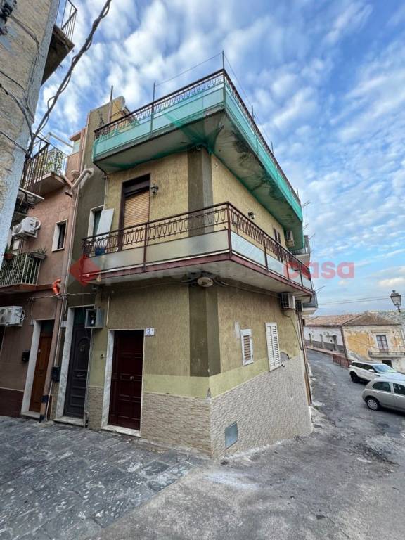 casa indipendente in vendita a Motta Sant'Anastasia in zona Centro Storico