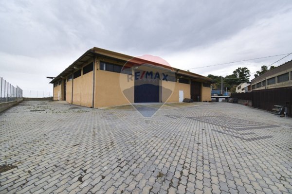 locale commerciale in vendita a Motta Sant'Anastasia