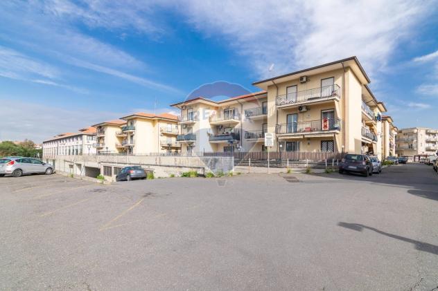 locale commerciale a Motta Sant'Anastasia in zona Piano Tavola / Belvedere