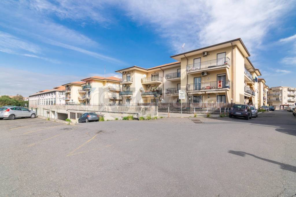 negozio in vendita a Motta Sant'Anastasia in zona Piano Tavola / Belvedere