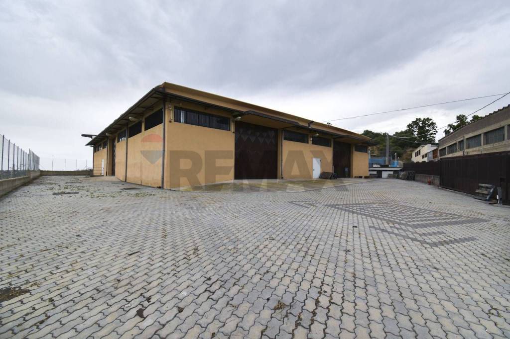 negozio in vendita a Motta Sant'Anastasia