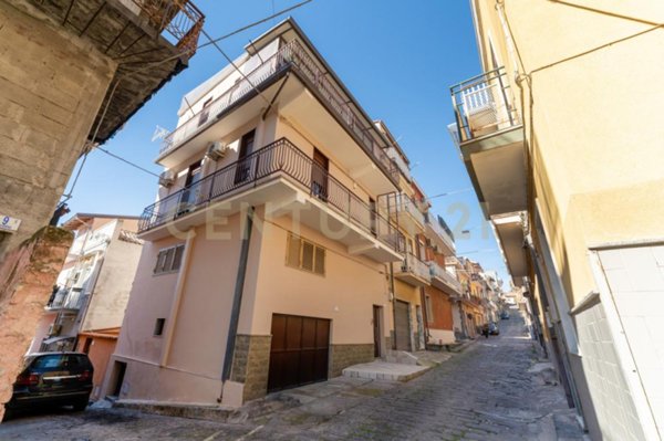 casa indipendente in vendita a Motta Sant'Anastasia in zona Centro Storico