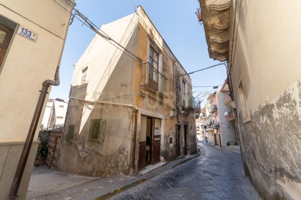 casa indipendente in vendita a Motta Sant'Anastasia in zona Centro Storico