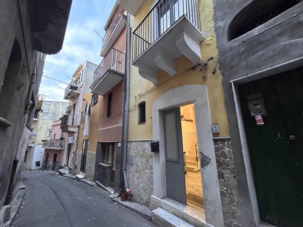 casa indipendente in vendita a Motta Sant'Anastasia in zona Centro Storico