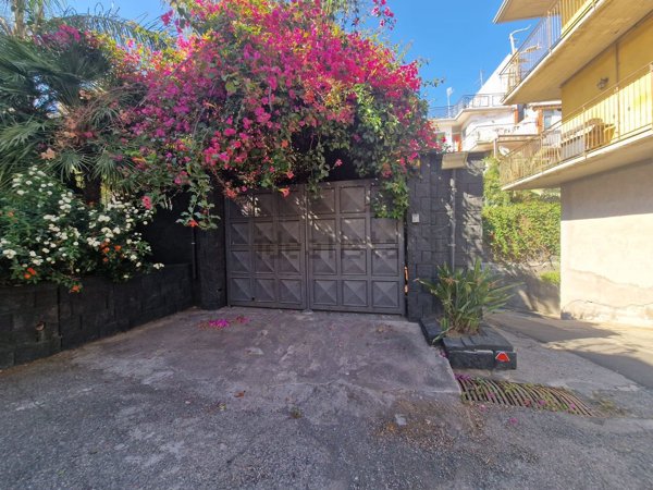 casa indipendente a Motta Sant'Anastasia in zona Piano Tavola / Belvedere