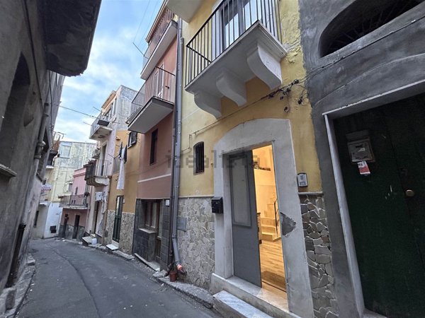 casa indipendente in vendita a Motta Sant'Anastasia in zona Centro Storico
