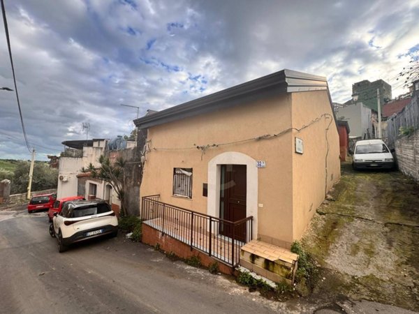casa indipendente in vendita a Motta Sant'Anastasia in zona Centro Storico