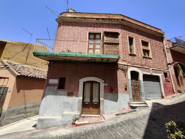 casa indipendente in vendita a Motta Sant'Anastasia in zona Centro Storico